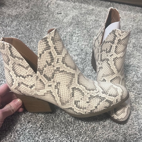 ankle boots - Picture 1 of 8